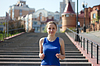 Mujer joven corriendo y entrenando | Foto de stock