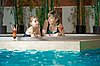 Relajación en piscina | Foto de stock