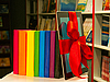 Libros coloridos y lector de libros electrónicos | Foto de stock