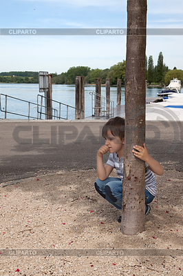 Niño mira en el río | Foto de alta resolución |ID 3272669