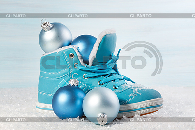 Zapato azul con decoraciones de Navidad en la nieve. | Foto de alta resolución |ID 5386114