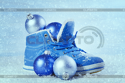Zapato azul con decoraciones de Navidad en la nieve. | Foto de alta resolución |ID 5400004