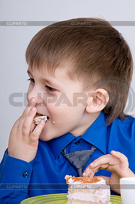 Niño con la torta | Foto de alta resolución |ID 3190914