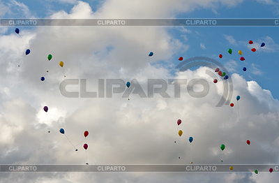 Globos de colores volando en el cielo | Foto de alta resolución |ID 3336646
