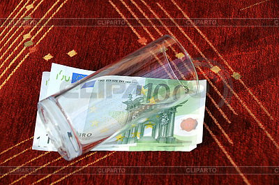 Empty Glass por billetes en euros | Foto de alta resolución |ID 3115766