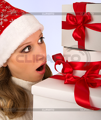 Junges Mädchen in Weihnachtsmütze mit Geschenken | Foto mit hoher Auflösung |ID 3104947