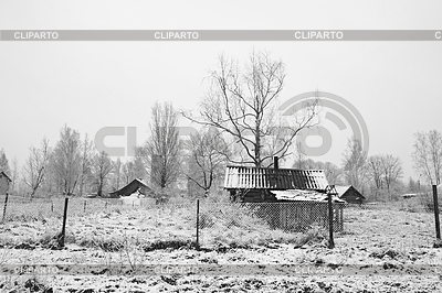 Antigua casa rural en el campo de nieve | Foto de alta resolución |ID 3252437