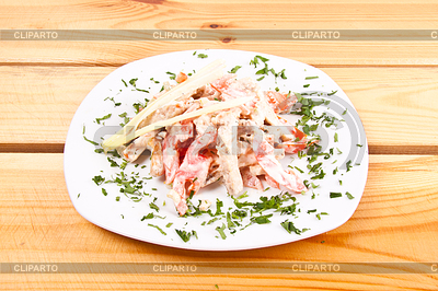 Ensalada con tomate y carne en un plato | Foto de alta resolución |ID 3240721