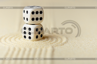 Dos dados blancos con los puntos negros en la arena | Foto de alta resolución |ID 3156486