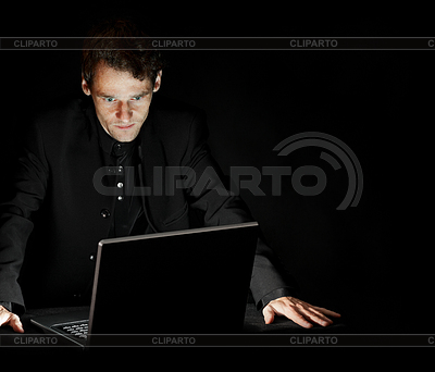 Hacker con la computadora portátil en una habitación oscura | Foto de alta resolución |ID 3313407