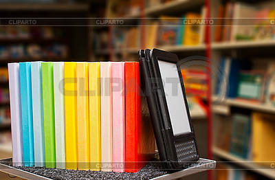 Reihe der bunten Bücher mit Electronic Book Reader | Foto mit hoher Auflösung |ID 3162488