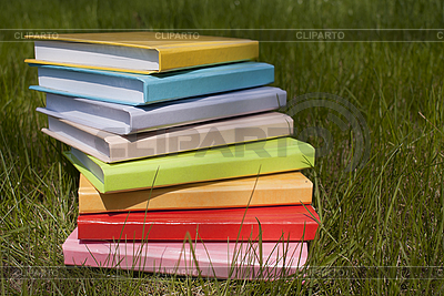 Pila de los libros que ponen en la hierba | Foto de alta resolución |ID 3162766