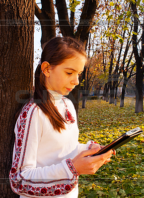 Подросток девочка с чтения электронных книг в парке | Фото большого размера |ID 3162797