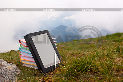 Libros coloridos y lector de e-book | Foto de alta resolución |ID 3163156