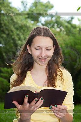 La muchacha adolescente leyendo un libro | Foto de alta resolución |ID 3301407