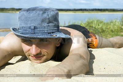 Mann liegt auf dem Strand | Foto mit hoher Auflösung |ID 3212905