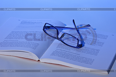 Anteojos se encuentran en el libro de | Foto de alta resolución |ID 3299606