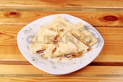 Вареные raviolli с грибами на блестящей белой пластиной | Фото большого размера |ID 3317647