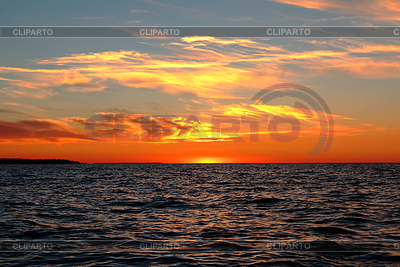 Puesta de sol en el lago | Foto de alta resolución |ID 3323447