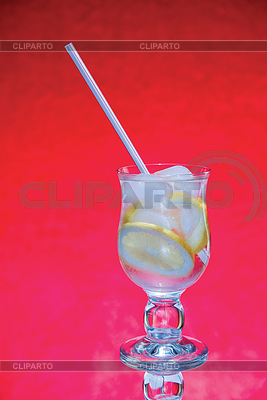 Limonada fría fresco sobre fondo rojo | Foto de alta resolución |ID 3348501