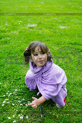 Hermosa niña jugando en la hierba verde, verano | Foto de alta resolución |ID 3357283
