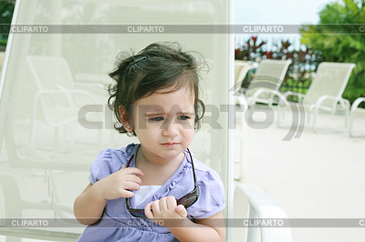 Niña niño lindo en ropa de verano y gafas de sol | Foto de alta resolución |ID 3358073