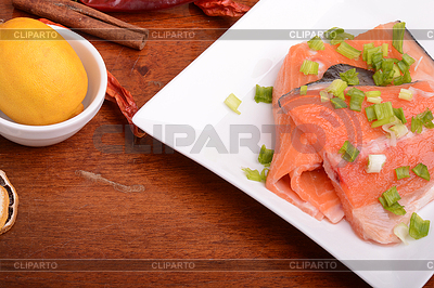 Plato de filete de salmón fresco. pimiento rojo, canela | Foto de alta resolución |ID 7018611